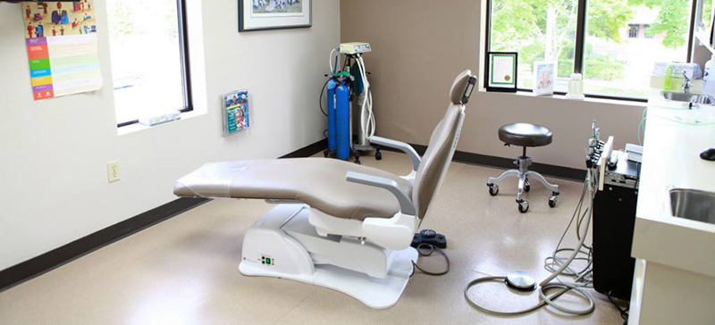 Cosmetic and Family Dentist. 525 Dental Chair